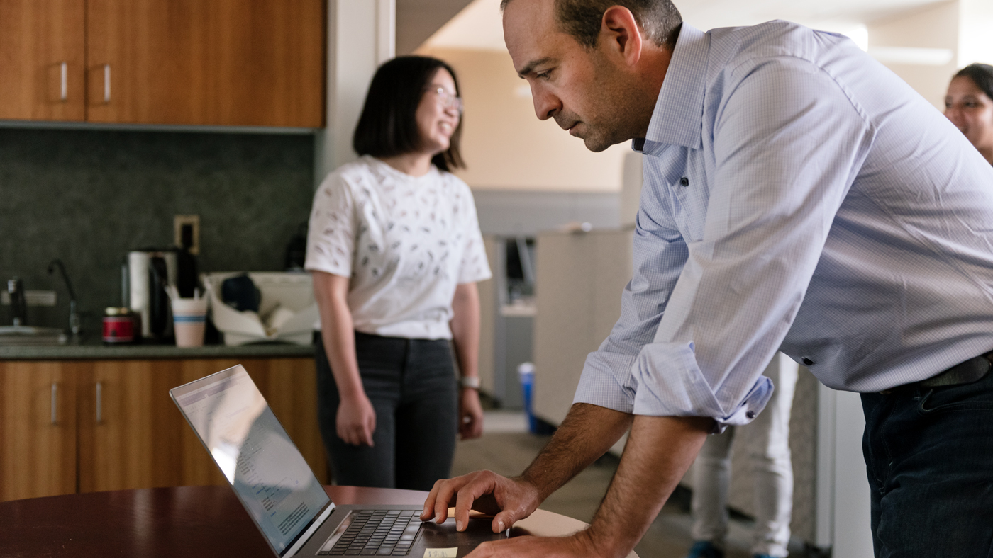 Leor Weinberger, senior investigator at Gladstone Institutes, working with his team